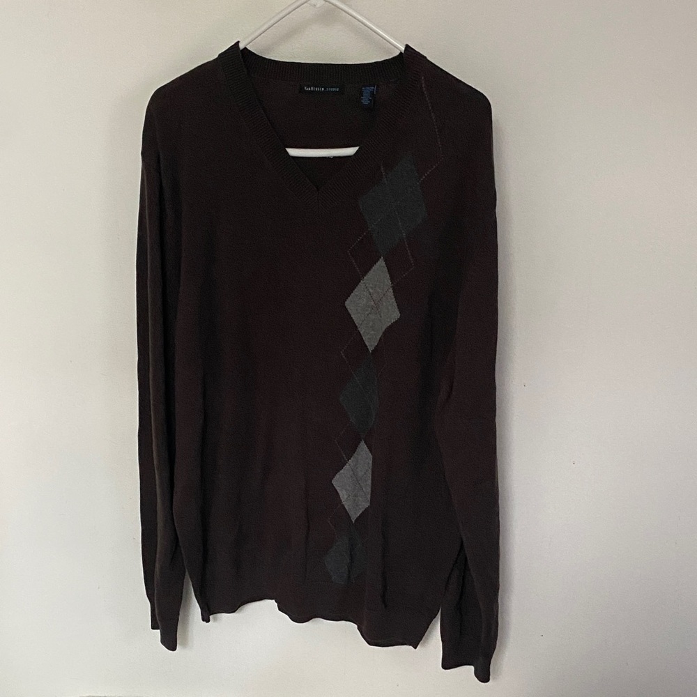 Van Heusen V-Neck Sweater in Brown and Gray Argyle